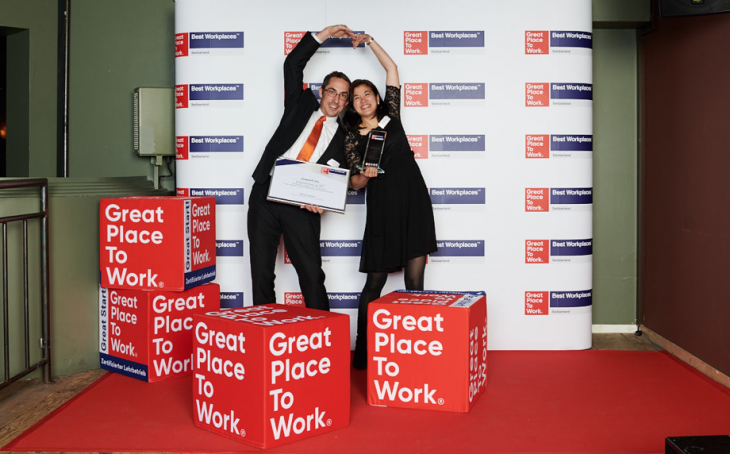 Unsere Mitarbeiter fotografieren mit dem "Great Place To Work"-Würfel - und freuen sich über die Auszeichnung als beste Arbeitgeber.